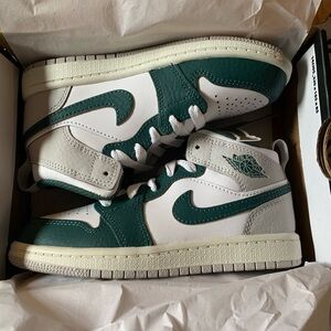 JORDAN 1 MIDS NEW IN BOX!!!